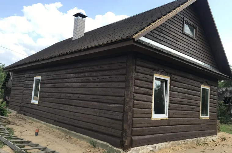 Готовый бревенчатый дом с тёмной отделкой